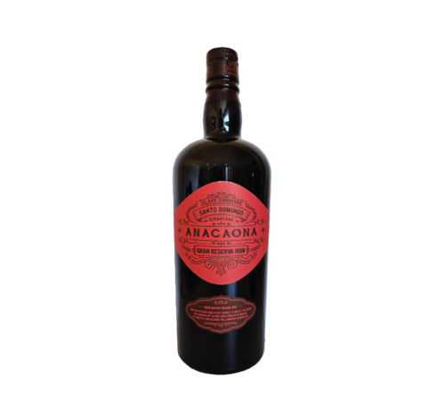 Anacaona, rhum dominicain ambré, offre un profil rond et gourmand mêlant miel et épices douces. Un assemblage élégant et harmonieux.